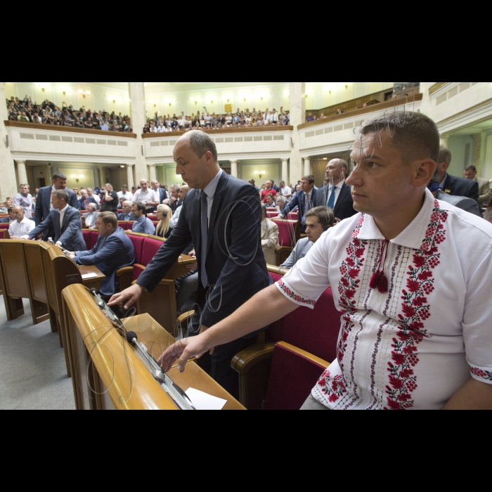 Позачергове засідання ВР, на якому 265-ма голосами «за» проголосований «Проект Закону про внесення змін до Конституції України (щодо децентралізації влади)» № 2217а
Оскільки президія була заблокована представниками радикальної партії Олега Ляшка, Голова ВР України вів засідання з трибуни для виступів. 