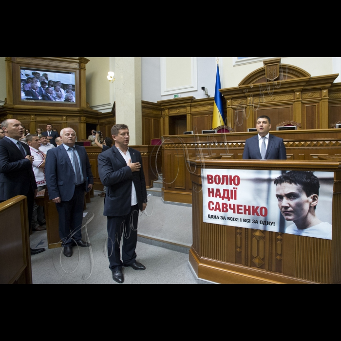 Позачергове засідання ВР, на якому 265-ма голосами «за» проголосований «Проект Закону про внесення змін до Конституції України (щодо децентралізації влади)» № 2217а
Оскільки президія була заблокована представниками радикальної партії Олега Ляшка, Голова ВР України вів засідання з трибуни для виступів. 