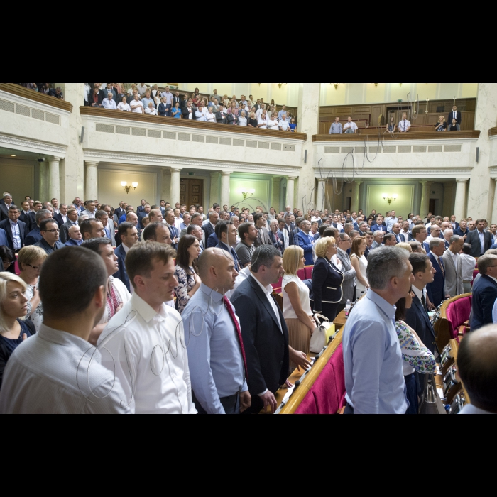 Позачергове засідання ВР, на якому 265-ма голосами «за» проголосований «Проект Закону про внесення змін до Конституції України (щодо децентралізації влади)» № 2217а
Оскільки президія була заблокована представниками радикальної партії Олега Ляшка, Голова ВР України вів засідання з трибуни для виступів. 
