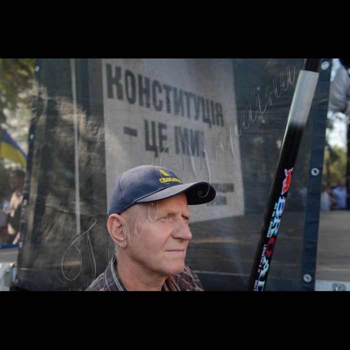Засідання ВР щодо змін до змін до Конституції.
Мітинг партії Свобода