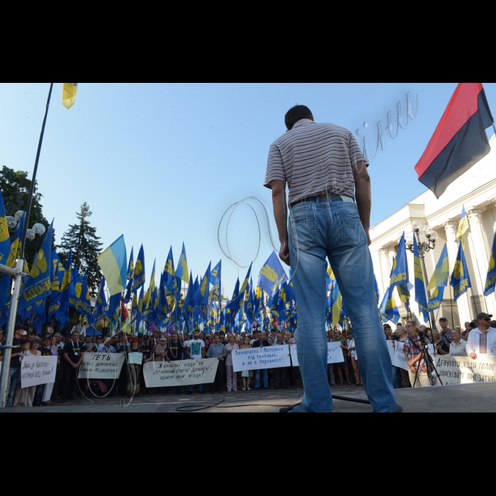 Засідання ВР щодо змін до змін до Конституції.
Мітинг партії Свобода