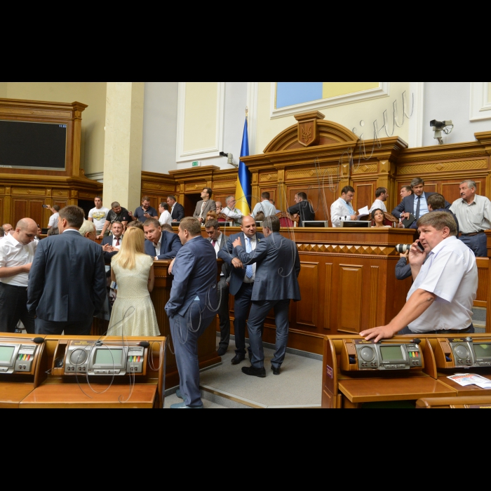Засідання ВР щодо змін до змін до Конституції.
Блокування трибуни партією Олега Ляшка