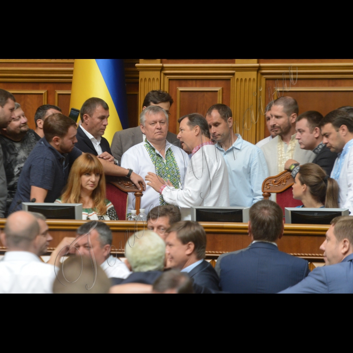 Засідання ВР щодо змін до змін до Конституції.
Блокування трибуни партією Олега Ляшка