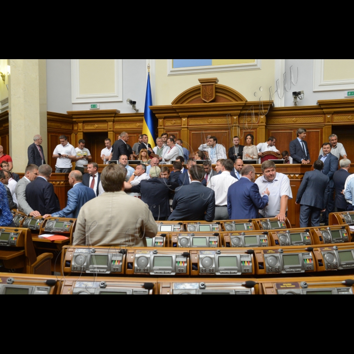Засідання ВР щодо змін до змін до Конституції.
Блокування трибуни партією Олега Ляшка