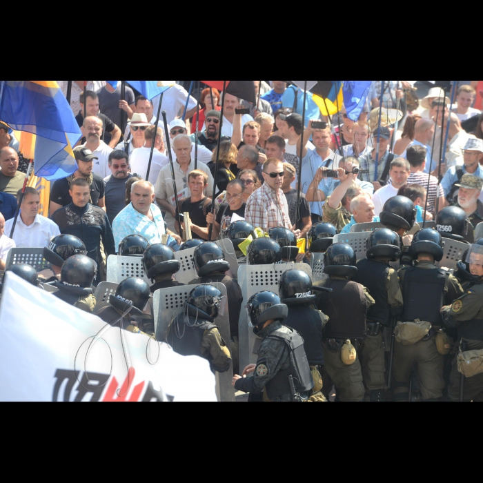 Засідання ВР щодо змін до змін до Конституції.
Сутички партії Свобода з міліцією