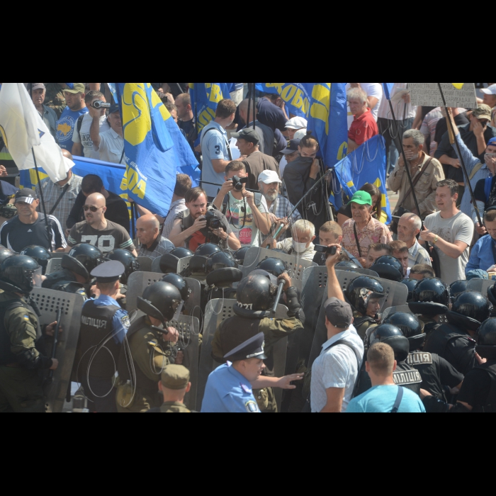 Засідання ВР щодо змін до змін до Конституції.
Сутички партії Свобода з міліцією