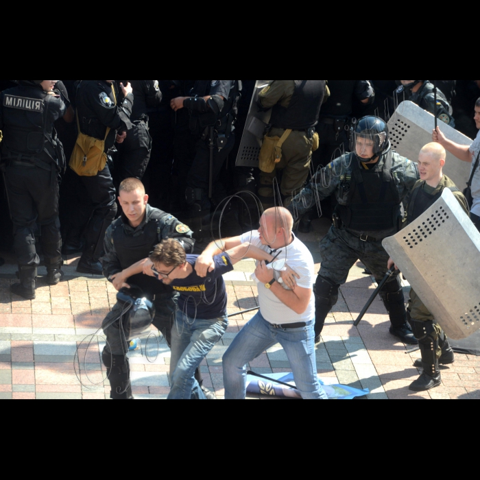 Засідання ВР щодо змін до змін до Конституції.
Сутички партії Свобода з міліцією