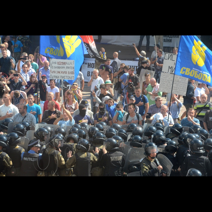 Засідання ВР щодо змін до змін до Конституції.
Сутички партії Свобода з міліцією