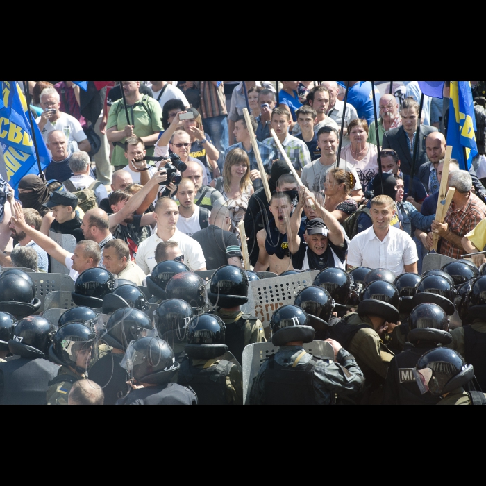 На площі перед ВР відбулися сутички між правоохоронцями і мітингувальниками (прибічниками партій «Свобода», радикальної Партії Олега Ляшка, інших, які висловлювались проти змін до Конституції, які цього дня були винесені на голосування ВР)