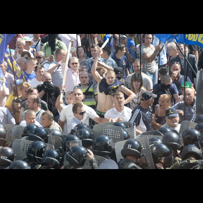 На площі перед ВР відбулися сутички між правоохоронцями і мітингувальниками (прибічниками партій «Свобода», радикальної Партії Олега Ляшка, інших, які висловлювались проти змін до Конституції, які цього дня були винесені на голосування ВР)