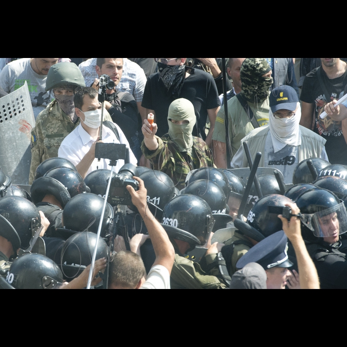 На площі перед ВР відбулися сутички між правоохоронцями і мітингувальниками (прибічниками партій «Свобода», радикальної Партії Олега Ляшка, інших, які висловлювались проти змін до Конституції, які цього дня були винесені на голосування ВР)