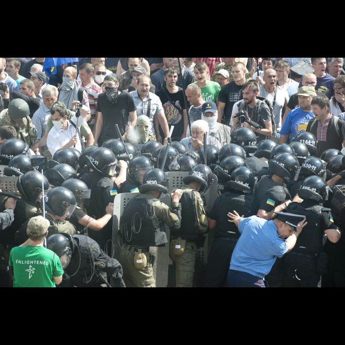 На площі перед ВР відбулися сутички між правоохоронцями і мітингувальниками (прибічниками партій «Свобода», радикальної Партії Олега Ляшка, інших, які висловлювались проти змін до Конституції, які цього дня були винесені на голосування ВР)
