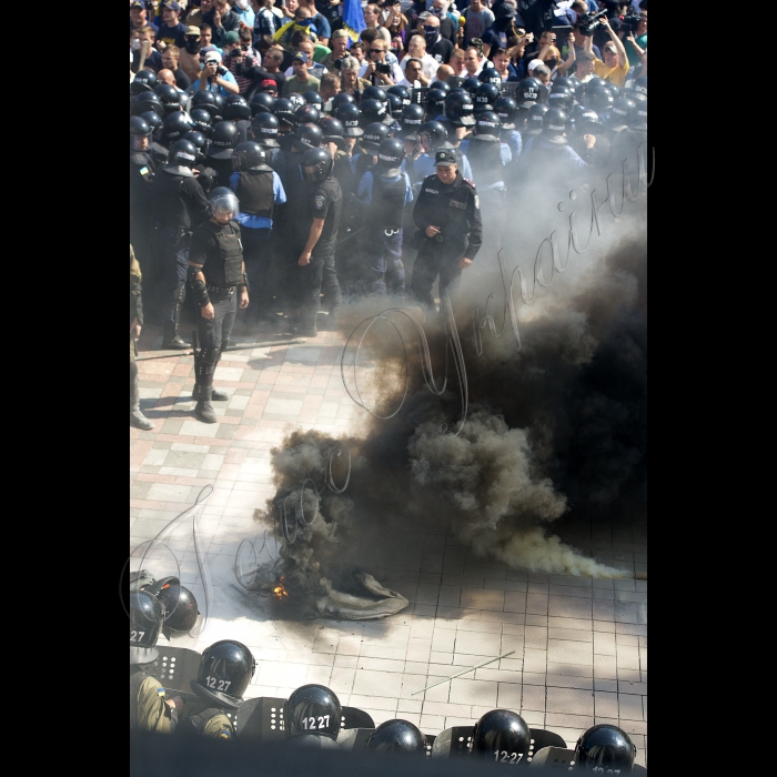 На площі перед ВР відбулися сутички між правоохоронцями і мітингувальниками (прибічниками партій «Свобода», радикальної Партії Олега Ляшка, інших, які висловлювались проти змін до Конституції, які цього дня були винесені на голосування ВР)