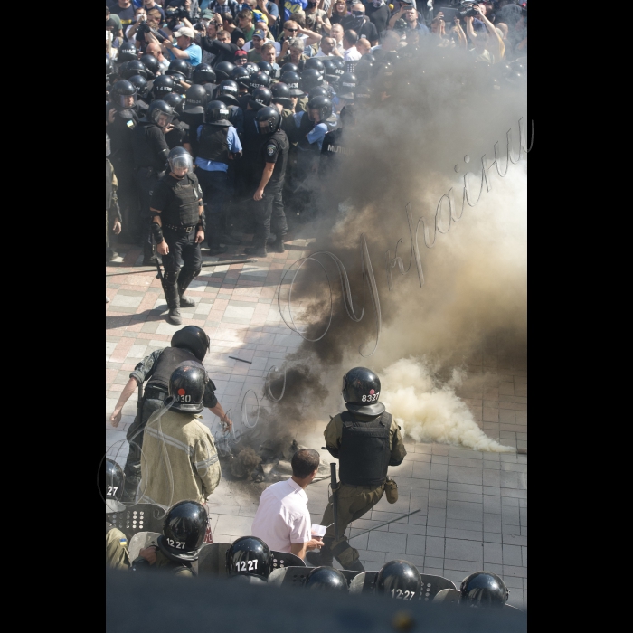 На площі перед ВР відбулися сутички між правоохоронцями і мітингувальниками (прибічниками партій «Свобода», радикальної Партії Олега Ляшка, інших, які висловлювались проти змін до Конституції, які цього дня були винесені на голосування ВР)