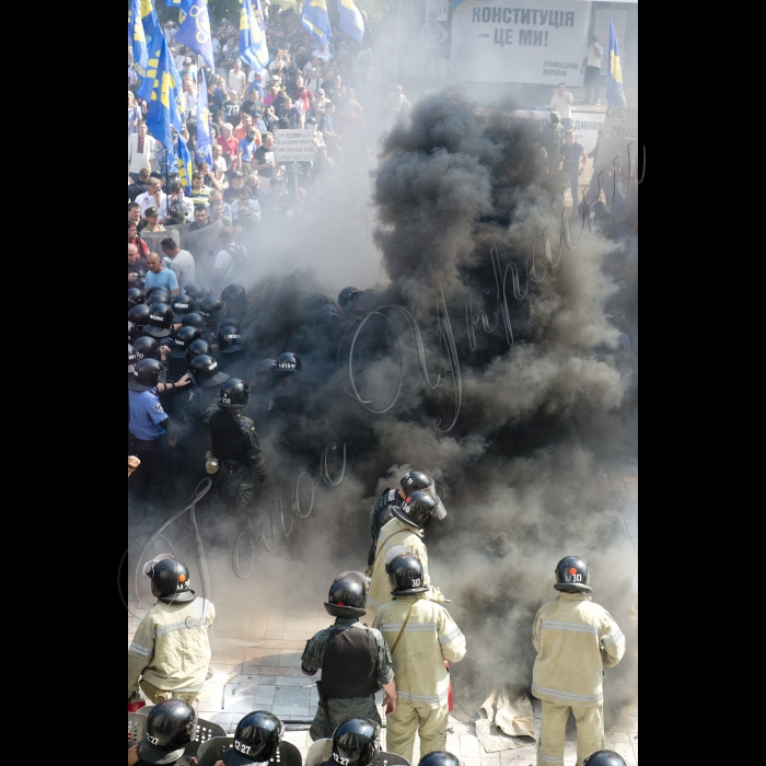 На площі перед ВР відбулися сутички між правоохоронцями і мітингувальниками (прибічниками партій «Свобода», радикальної Партії Олега Ляшка, інших, які висловлювались проти змін до Конституції, які цього дня були винесені на голосування ВР)
