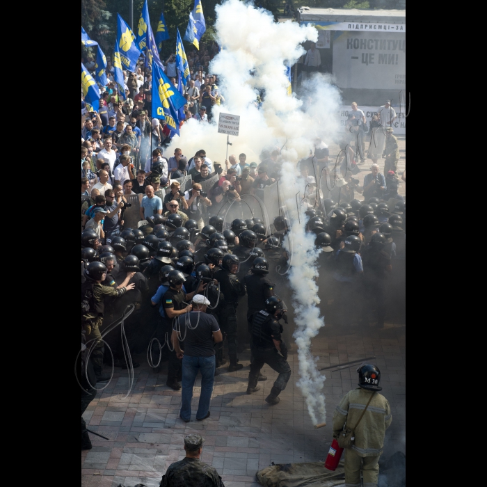 На площі перед ВР відбулися сутички між правоохоронцями і мітингувальниками (прибічниками партій «Свобода», радикальної Партії Олега Ляшка, інших, які висловлювались проти змін до Конституції, які цього дня були винесені на голосування ВР)