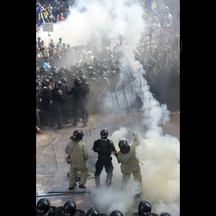 На площі перед ВР відбулися сутички між правоохоронцями і мітингувальниками (прибічниками партій «Свобода», радикальної Партії Олега Ляшка, інших, які висловлювались проти змін до Конституції, які цього дня були винесені на голосування ВР)