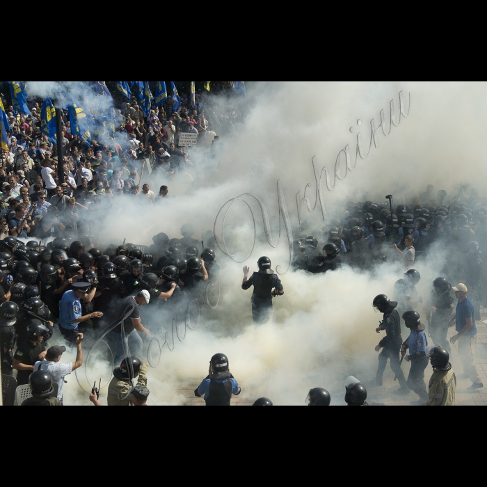 На площі перед ВР відбулися сутички між правоохоронцями і мітингувальниками (прибічниками партій «Свобода», радикальної Партії Олега Ляшка, інших, які висловлювались проти змін до Конституції, які цього дня були винесені на голосування ВР)