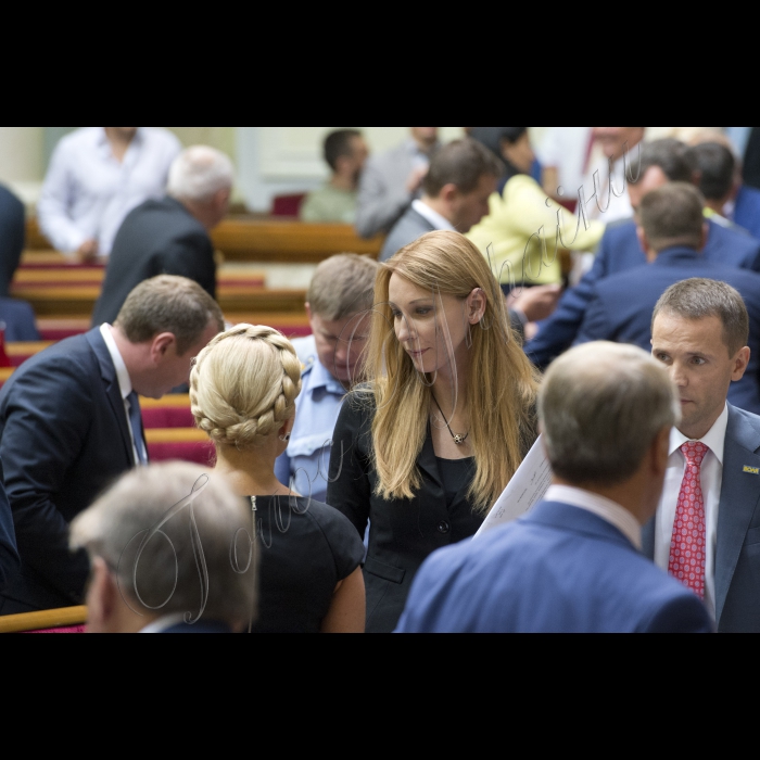 1 вересня 2015
Відкриття 3-ї сесії Верховної ради України III скликання у присутності представників Кабінету міністрів, посадовців і представників інших гілок влади. Присутні хвилиною мовчання вшанували пам’ять правоохоронців, які загинули внаслідок сутичок під Верховною Радою України 31 серпня 2015. 
В центрі Ольга Червакова