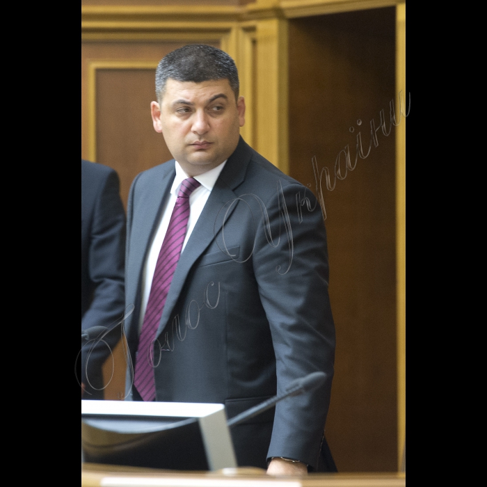 1 вересня 2015
Відкриття 3-ї сесії Верховної ради України III скликання у присутності представників Кабінету міністрів, посадовців і представників інших гілок влади. Присутні хвилиною мовчання вшанували пам’ять правоохоронців, які загинули внаслідок сутичок під Верховною Радою України 31 серпня 2015. 
