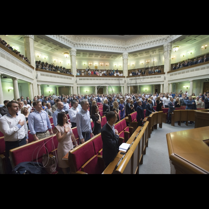 1 вересня 2015
Відкриття 3-ї сесії Верховної ради України III скликання у присутності представників Кабінету міністрів, посадовців і представників інших гілок влади. Присутні хвилиною мовчання вшанували пам’ять правоохоронців, які загинули внаслідок сутичок під Верховною Радою України 31 серпня 2015. 
