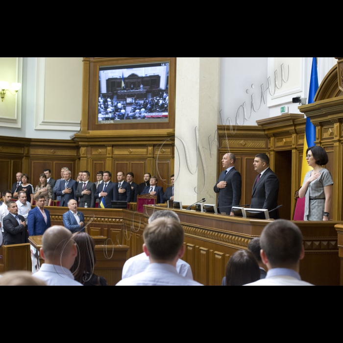1 вересня 2015
Відкриття 3-ї сесії Верховної ради України III скликання у присутності представників Кабінету міністрів, посадовців і представників інших гілок влади. Присутні хвилиною мовчання вшанували пам’ять правоохоронців, які загинули внаслідок сутичок під Верховною Радою України 31 серпня 2015. 
