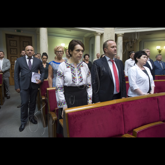 1 вересня 2015
Відкриття 3-ї сесії Верховної ради України III скликання у присутності представників Кабінету міністрів, посадовців і представників інших гілок влади. Присутні хвилиною мовчання вшанували пам’ять правоохоронців, які загинули внаслідок сутичок під Верховною Радою України 31 серпня 2015. 

