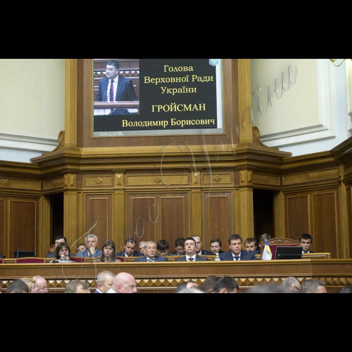 1 вересня 2015
Відкриття 3-ї сесії Верховної ради України III скликання у присутності представників Кабінету міністрів, посадовців і представників інших гілок влади. Присутні хвилиною мовчання вшанували пам’ять правоохоронців, які загинули внаслідок сутичок під Верховною Радою України 31 серпня 2015. 
