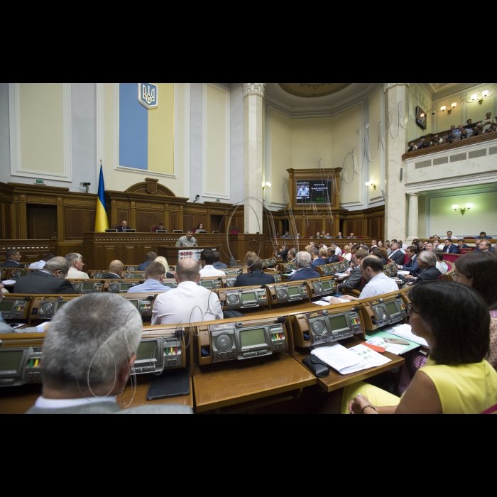 1 вересня 2015
Відкриття 3-ї сесії Верховної ради України III скликання у присутності представників Кабінету міністрів, посадовців і представників інших гілок влади. Присутні хвилиною мовчання вшанували пам’ять правоохоронців, які загинули внаслідок сутичок під Верховною Радою України 31 серпня 2015. 
На трибуні Юрій Береза, який оголосив хвилину мовчання за загиблими