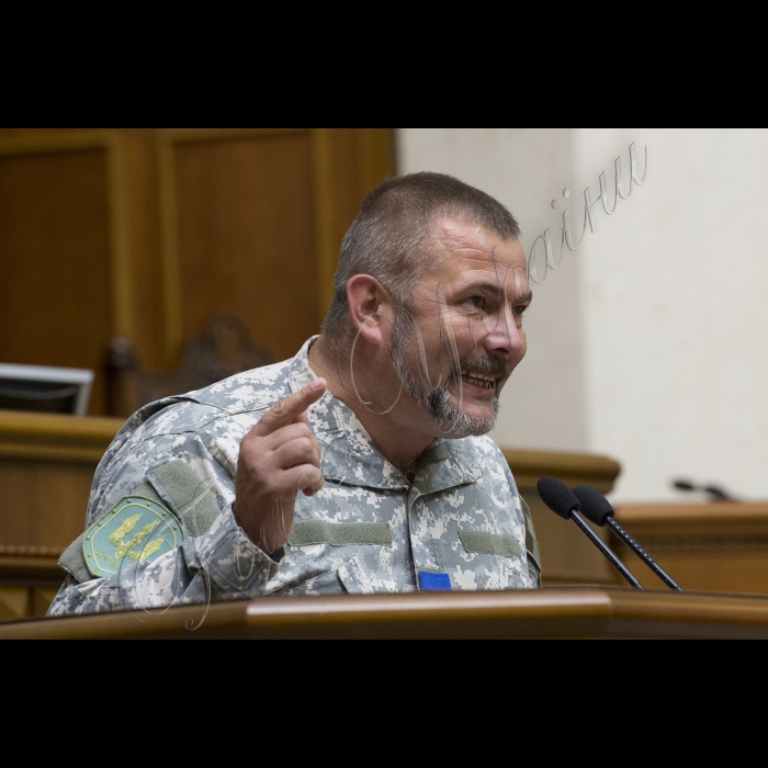 1 вересня 2015
Відкриття 3-ї сесії Верховної ради України III скликання у присутності представників Кабінету міністрів, посадовців і представників інших гілок влади. Присутні хвилиною мовчання вшанували пам’ять правоохоронців, які загинули внаслідок сутичок під Верховною Радою України 31 серпня 2015. 
На трибуні Юрій Береза, який оголосив хвилину мовчання за загиблими