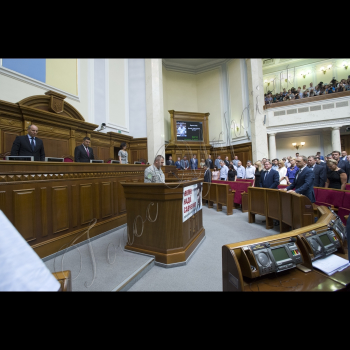 1 вересня 2015
Відкриття 3-ї сесії Верховної ради України III скликання у присутності представників Кабінету міністрів, посадовців і представників інших гілок влади. Присутні хвилиною мовчання вшанували пам’ять правоохоронців, які загинули внаслідок сутичок під Верховною Радою України 31 серпня 2015. 
На трибуні Юрій Береза, який оголосив хвилину мовчання за загиблими