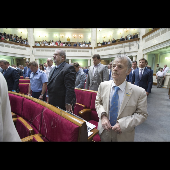 1 вересня 2015
Відкриття 3-ї сесії Верховної ради України III скликання у присутності представників Кабінету міністрів, посадовців і представників інших гілок влади. Присутні хвилиною мовчання вшанували пам’ять правоохоронців, які загинули внаслідок сутичок під Верховною Радою України 31 серпня 2015. 
Юлій Мамчур, Рефат Чубаров, Мустафа Джемілєв