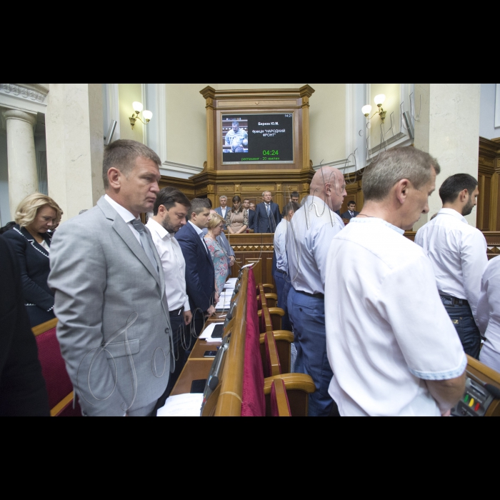 1 вересня 2015
Відкриття 3-ї сесії Верховної ради України III скликання у присутності представників Кабінету міністрів, посадовців і представників інших гілок влади. Присутні хвилиною мовчання вшанували пам’ять правоохоронців, які загинули внаслідок сутичок під Верховною Радою України 31 серпня 2015. 
Представники БПП (на передньому плані) і Кабінету міністрів