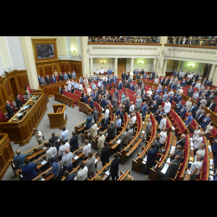 Відкриття 3-ї сесії Верховної ради України III скликання у присутності представників Кабінету міністрів, посадовців і представників інших гілок влади. Присутні хвилиною мовчання вшанували пам’ять правоохоронців, які загинули внаслідок сутичок під Верховною Радою України 31 серпня 2015.