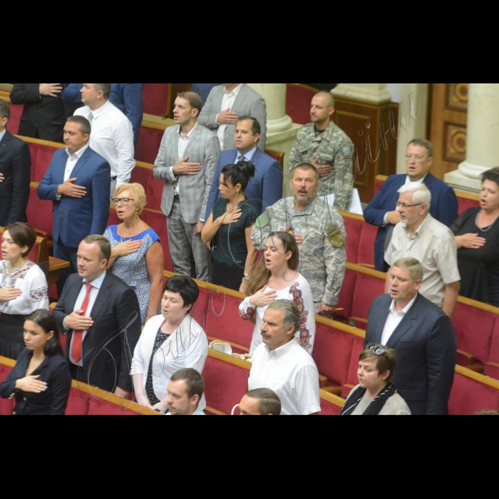 Відкриття 3-ї сесії Верховної ради України III скликання у присутності представників Кабінету міністрів, посадовців і представників інших гілок влади. Присутні хвилиною мовчання вшанували пам’ять правоохоронців, які загинули внаслідок сутичок під Верховною Радою України 31 серпня 2015.