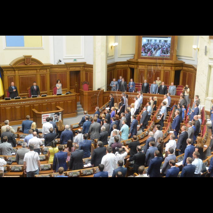 Відкриття 3-ї сесії Верховної ради України III скликання у присутності представників Кабінету міністрів, посадовців і представників інших гілок влади. Присутні хвилиною мовчання вшанували пам’ять правоохоронців, які загинули внаслідок сутичок під Верховною Радою України 31 серпня 2015.