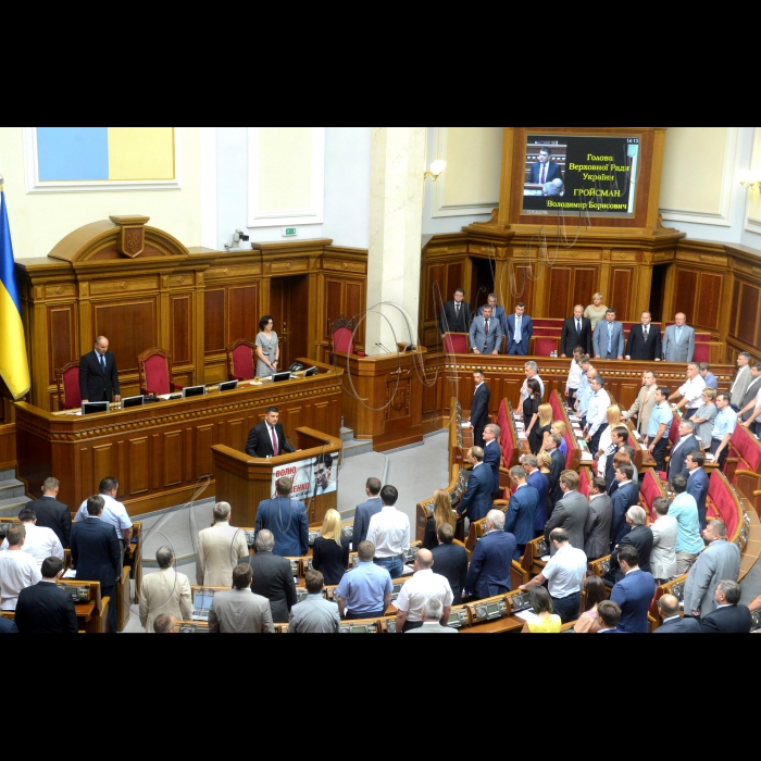 Відкриття 3-ї сесії Верховної ради України III скликання у присутності представників Кабінету міністрів, посадовців і представників інших гілок влади. Присутні хвилиною мовчання вшанували пам’ять правоохоронців, які загинули внаслідок сутичок під Верховною Радою України 31 серпня 2015.