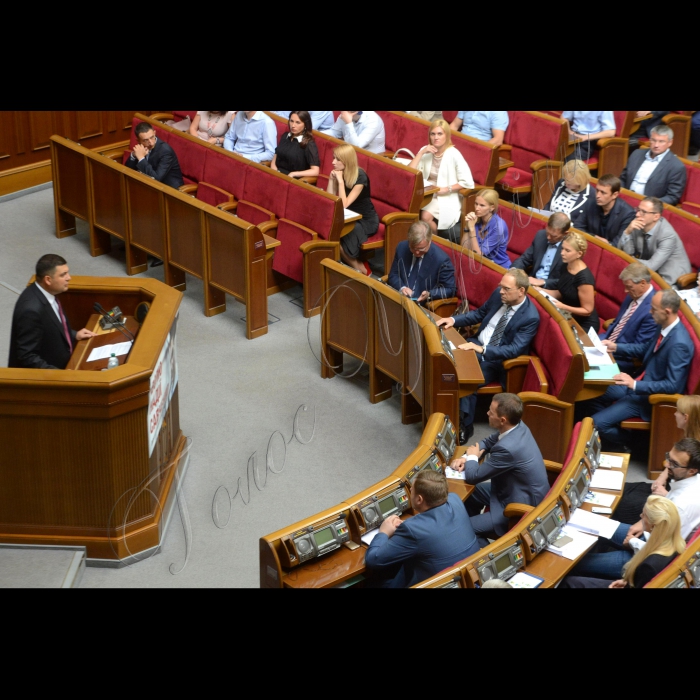 Відкриття 3-ї сесії Верховної ради України III скликання у присутності представників Кабінету міністрів, посадовців і представників інших гілок влади. Присутні хвилиною мовчання вшанували пам’ять правоохоронців, які загинули внаслідок сутичок під Верховною Радою України 31 серпня 2015.
