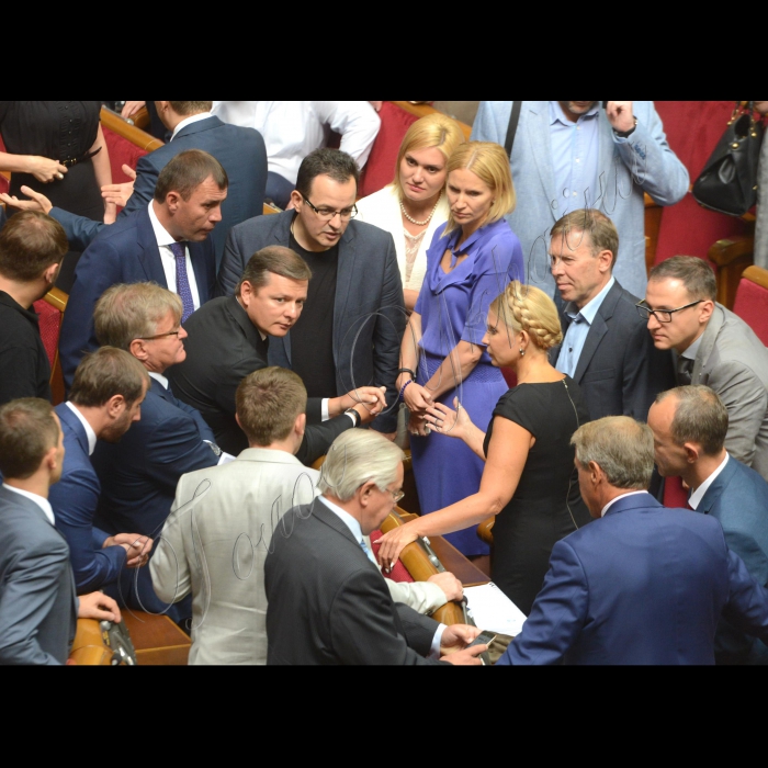 Відкриття 3-ї сесії Верховної ради України III скликання у присутності представників Кабінету міністрів, посадовців і представників інших гілок влади. Присутні хвилиною мовчання вшанували пам’ять правоохоронців, які загинули внаслідок сутичок під Верховною Радою України 31 серпня 2015.