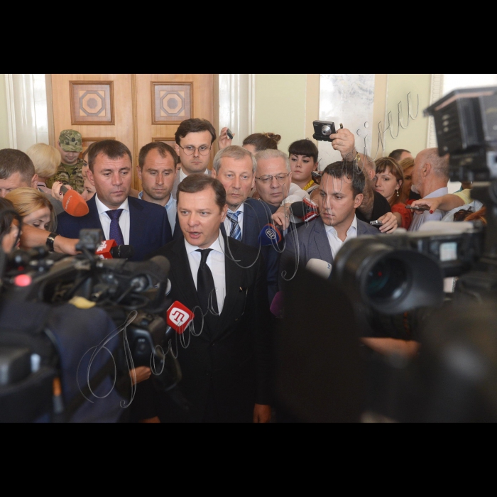 Відкриття 3-ї сесії Верховної ради України III скликання у присутності представників Кабінету міністрів, посадовців і представників інших гілок влади. Присутні хвилиною мовчання вшанували пам’ять правоохоронців, які загинули внаслідок сутичок під Верховною Радою України 31 серпня 2015.