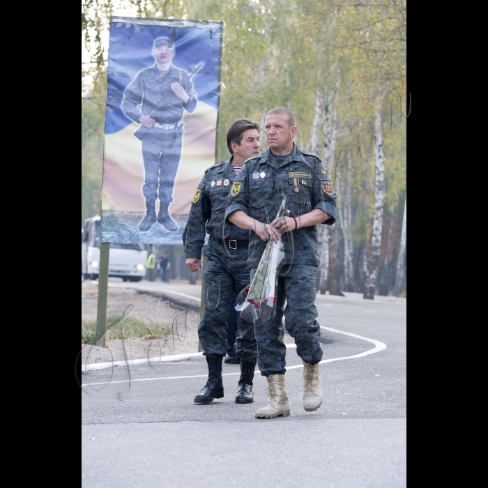 03 вересня 2015
Голова ВР України Володимир Гройсман взяв участь у церемонії прощання із військовослужбовцями Дмитром Сластніковим та Олександром Костиною, які загинули від отриманих поранень під час сутичок під будівлею Верховної Ради України 31 серпня (військова частина №3027 Національної гвардії України, с. Нові Петрівці).
Народні депутати Юрій Тимошенко і Михайло Бондар