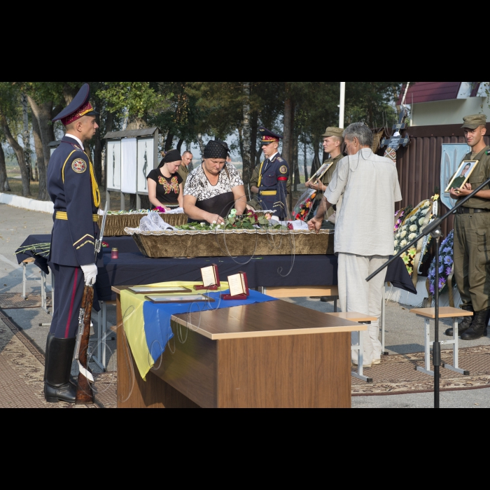 03 вересня 2015
Голова ВР України Володимир Гройсман взяв участь у церемонії прощання із військовослужбовцями Дмитром Сластніковим та Олександром Костиною, які загинули від отриманих поранень під час сутичок під будівлею Верховної Ради України 31 серпня (військова частина №3027 Національної гвардії України, с. Нові Петрівці).
