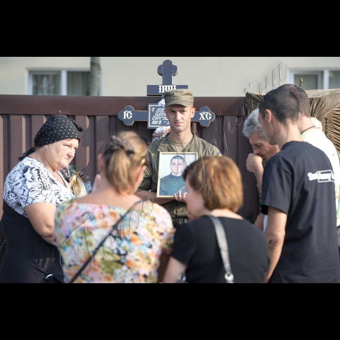03 вересня 2015
Голова ВР України Володимир Гройсман взяв участь у церемонії прощання із військовослужбовцями Дмитром Сластніковим та Олександром Костиною, які загинули від отриманих поранень під час сутичок під будівлею Верховної Ради України 31 серпня (військова частина №3027 Національної гвардії України, с. Нові Петрівці).
