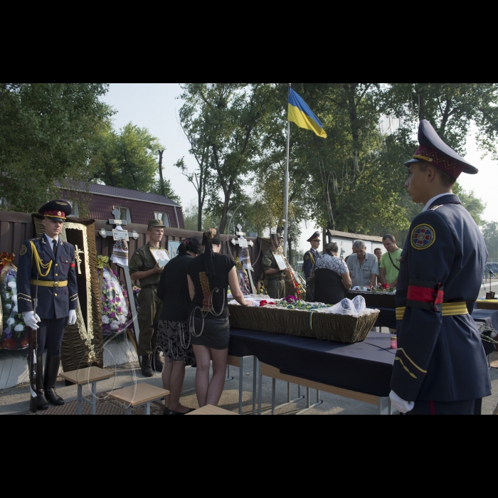 03 вересня 2015
Голова ВР України Володимир Гройсман взяв участь у церемонії прощання із військовослужбовцями Дмитром Сластніковим та Олександром Костиною, які загинули від отриманих поранень під час сутичок під будівлею Верховної Ради України 31 серпня (військова частина №3027 Національної гвардії України, с. Нові Петрівці).
