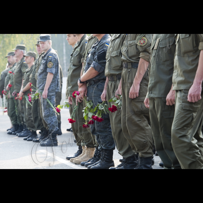 03 вересня 2015
Голова ВР України Володимир Гройсман взяв участь у церемонії прощання із військовослужбовцями Дмитром Сластніковим та Олександром Костиною, які загинули від отриманих поранень під час сутичок під будівлею Верховної Ради України 31 серпня (військова частина №3027 Національної гвардії України, с. Нові Петрівці).

