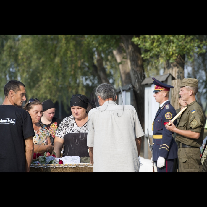 03 вересня 2015
Голова ВР України Володимир Гройсман взяв участь у церемонії прощання із військовослужбовцями Дмитром Сластніковим та Олександром Костиною, які загинули від отриманих поранень під час сутичок під будівлею Верховної Ради України 31 серпня (військова частина №3027 Національної гвардії України, с. Нові Петрівці).
