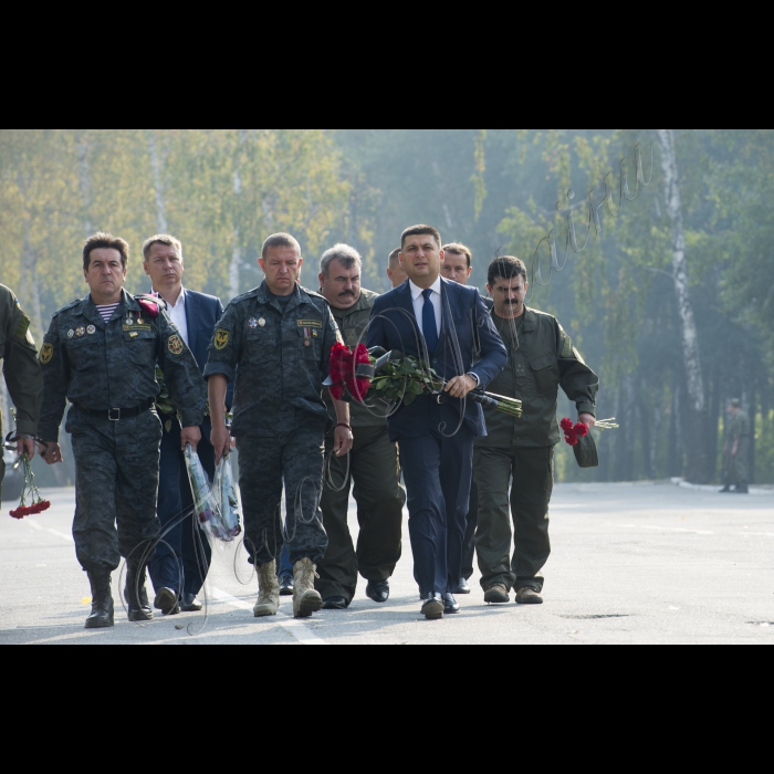 03 вересня 2015
Голова ВР України Володимир Гройсман взяв участь у церемонії прощання із військовослужбовцями Дмитром Сластніковим та Олександром Костиною, які загинули від отриманих поранень під час сутичок під будівлею Верховної Ради України 31 серпня (військова частина №3027 Національної гвардії України, с. Нові Петрівці).
