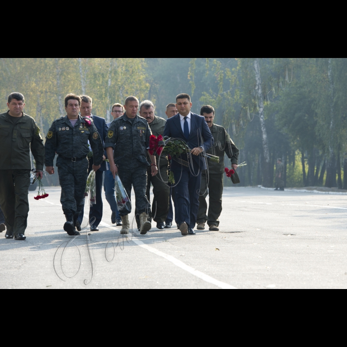 03 вересня 2015
Голова ВР України Володимир Гройсман взяв участь у церемонії прощання із військовослужбовцями Дмитром Сластніковим та Олександром Костиною, які загинули від отриманих поранень під час сутичок під будівлею Верховної Ради України 31 серпня (військова частина №3027 Національної гвардії України, с. Нові Петрівці).
