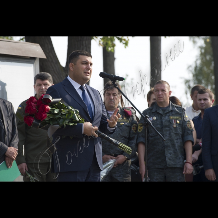 03 вересня 2015
Голова ВР України Володимир Гройсман взяв участь у церемонії прощання із військовослужбовцями Дмитром Сластніковим та Олександром Костиною, які загинули від отриманих поранень під час сутичок під будівлею Верховної Ради України 31 серпня (військова частина №3027 Національної гвардії України, с. Нові Петрівці).
