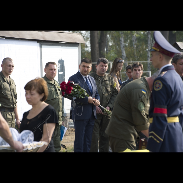 03 вересня 2015
Голова ВР України Володимир Гройсман взяв участь у церемонії прощання із військовослужбовцями Дмитром Сластніковим та Олександром Костиною, які загинули від отриманих поранень під час сутичок під будівлею Верховної Ради України 31 серпня (військова частина №3027 Національної гвардії України, с. Нові Петрівці).
